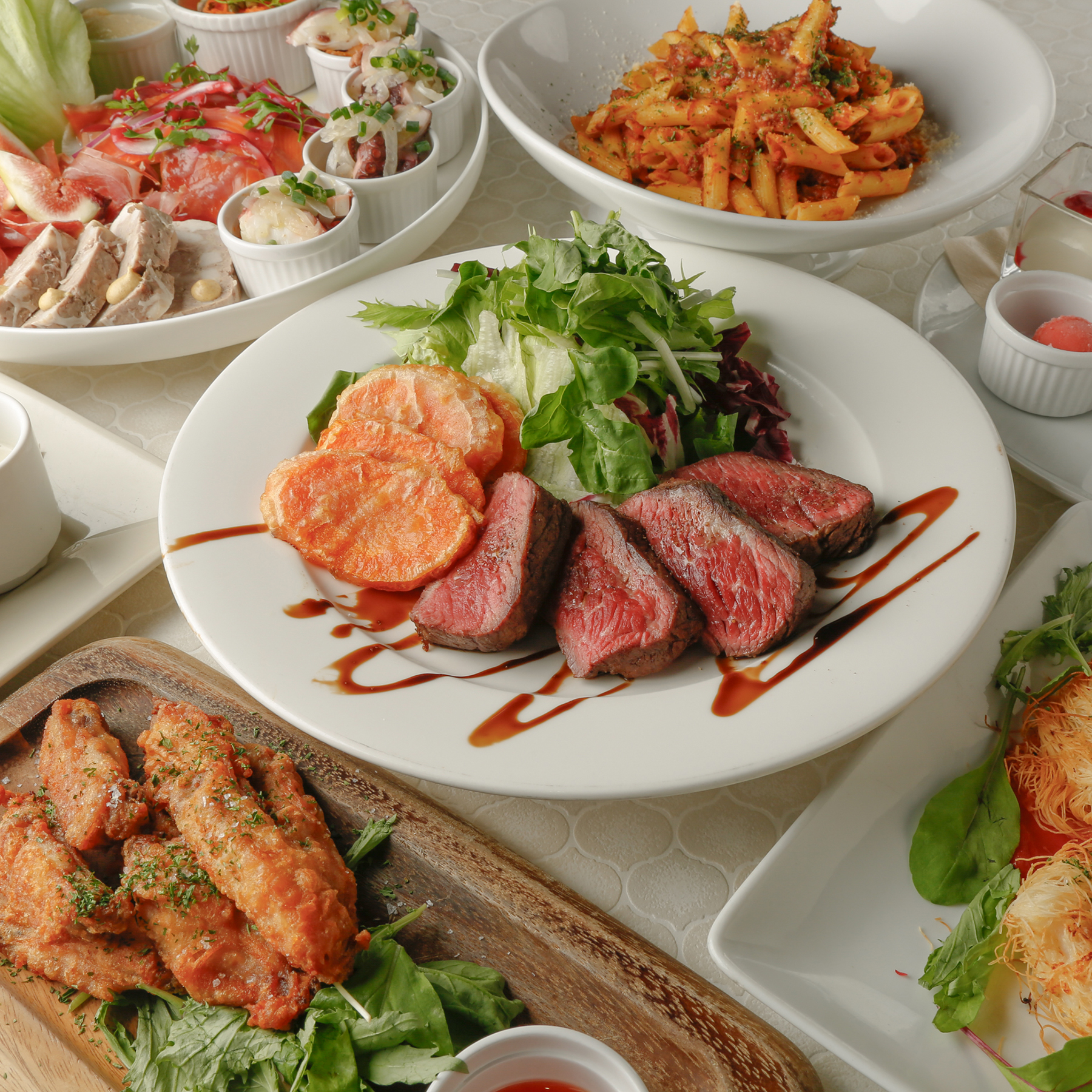 【魚料理とイタリアンステーキのダブルメインのシェアコース+飲み放題 2時間付】歓迎会や送別会におすすめ!本格イタリアンと牛ロースのビステッカなどワンランク上のシェアプラン♪ 90種以上の豊富な飲み放題付 7,000円